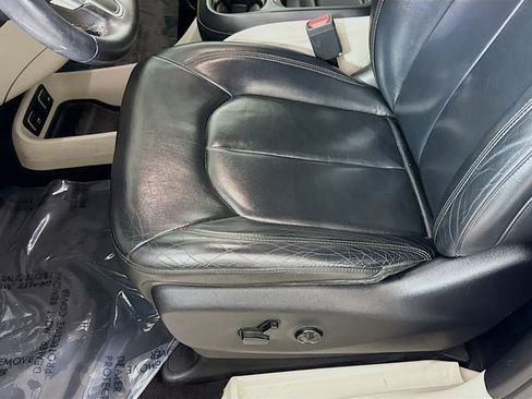 Used 2017 Chrysler Pacifica Touring-L FWD image 18