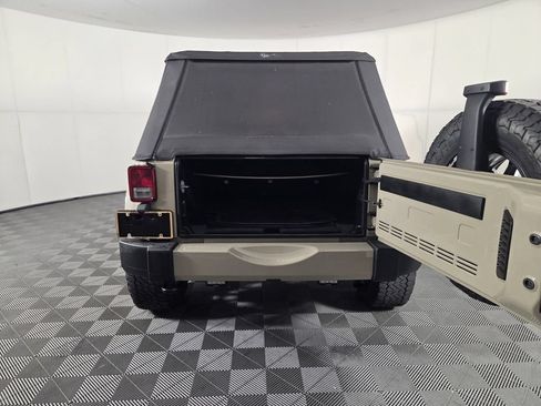 Used 2018 Jeep Wrangler Unlimited Sahara w/ Connectivity Group AWD/4WD image 27