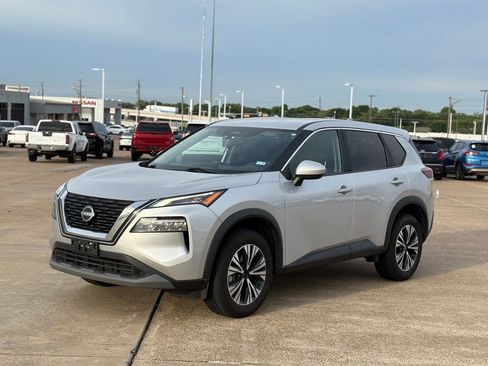 Used 2023 Nissan Rogue SV image 1