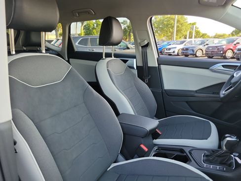 New 2026 Volkswagen Taos SE FWD image 7