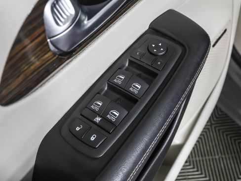 Used 2022 Chrysler Pacifica Limited image 36