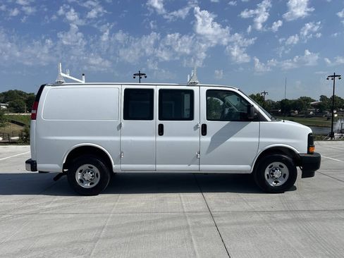 Used 2016 Chevrolet Express 2500 RWD image 2