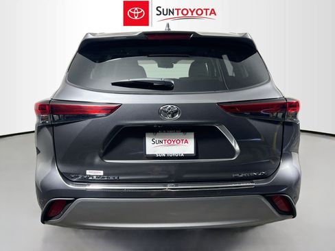 Used 2023 Toyota Highlander Platinum FWD image 5