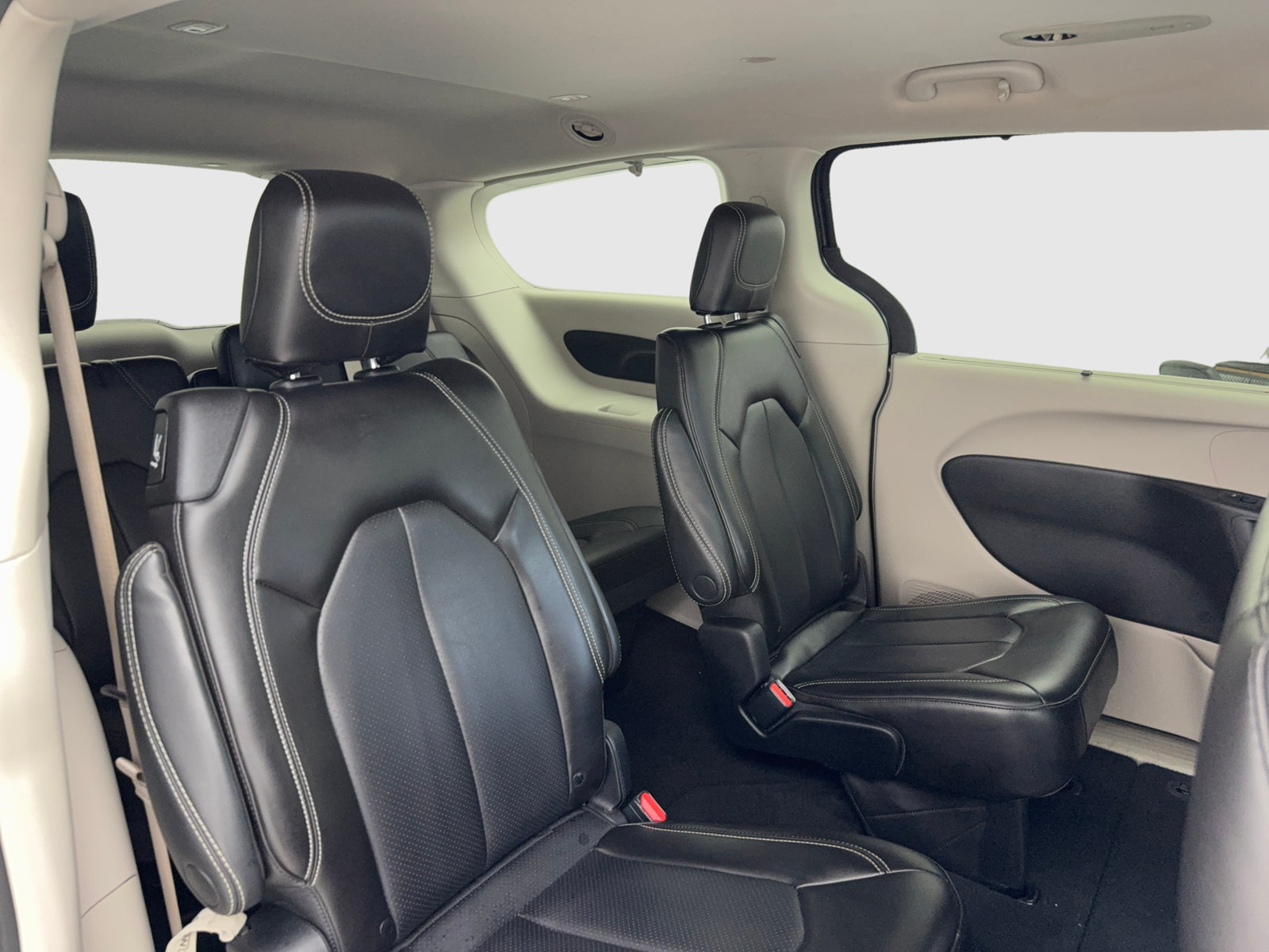 Used 2023 Chrysler Pacifica Touring-L FWD image 43