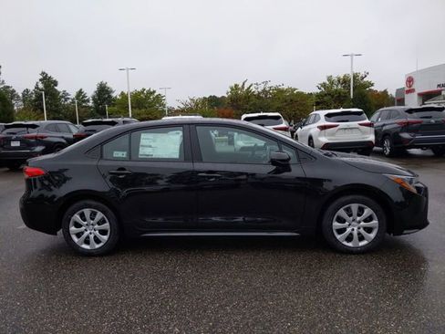 Used 2021 Toyota Corolla LE w/ Carpet Mat Package (TMS) FWD image 3