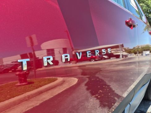 Used 2022 Chevrolet Traverse LT FWD image 28