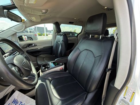 Used 2024 Chrysler Pacifica Touring-L FWD image 13