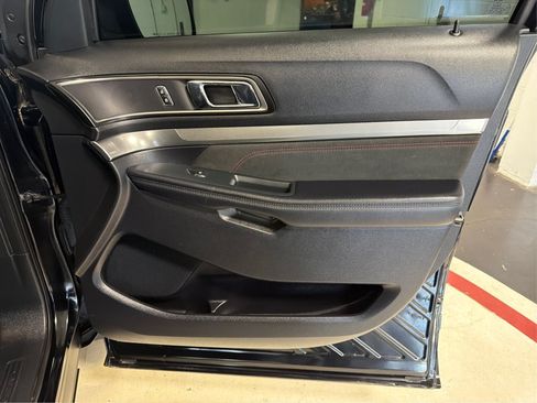 Used 2018 Ford Explorer XLT w/ Equipment Group 202A AWD/4WD image 27
