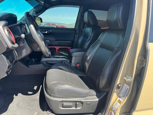 Used 2020 Toyota Tacoma TRD Sport w/ TRD Premium Sport Package AWD/4WD image 9