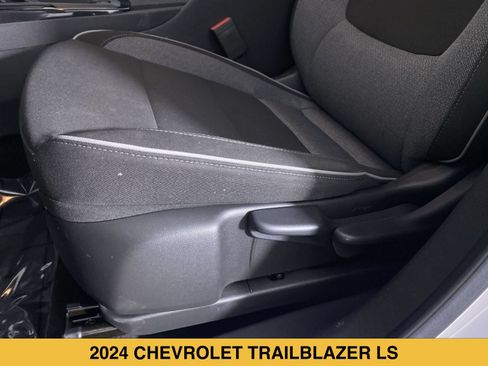 Certified 2024 Chevrolet TrailBlazer LS w/ LS Convenience Package FWD image 9