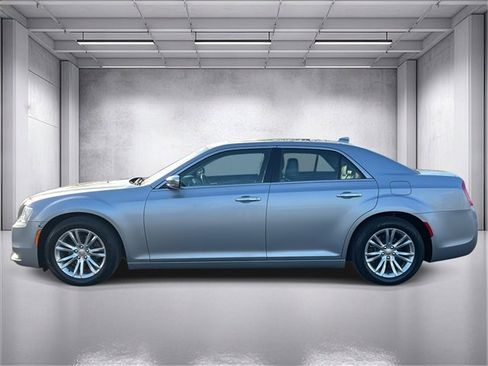 Used 2017 Chrysler 300 C image 4