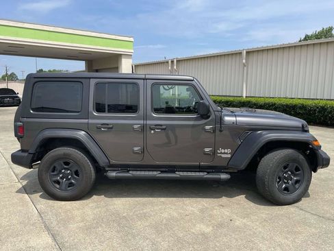 Used 2018 Jeep Wrangler Unlimited Sport AWD/4WD image 2