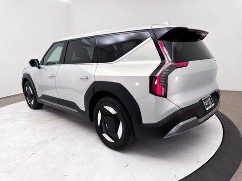 Certified 2024 Kia EV9 Light Long Range RWD image 17