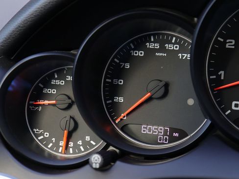 Used 2018 Porsche Cayenne Platinum Edition image 18