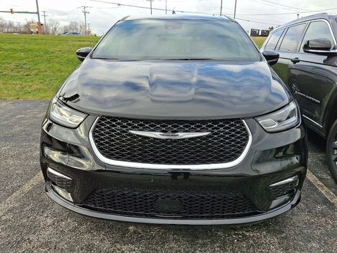 Certified 2025 Chrysler Pacifica Select image 3