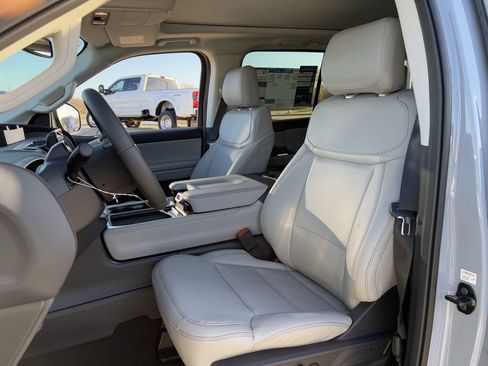 New 2025 Ford Expedition Active image 47