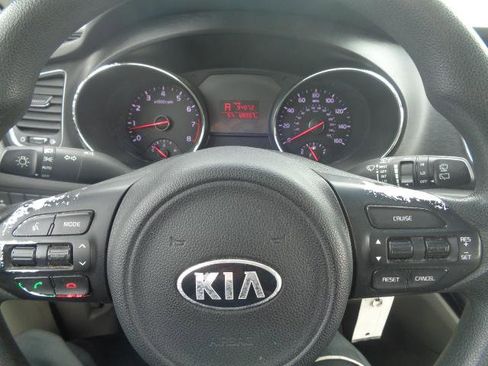 Used 2016 Kia Sedona L image 37