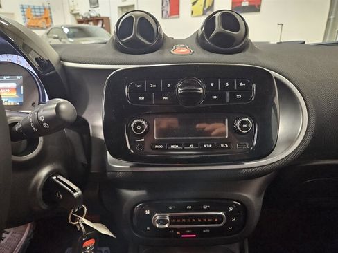 Used 2017 smart fortwo Prime RWD image 27