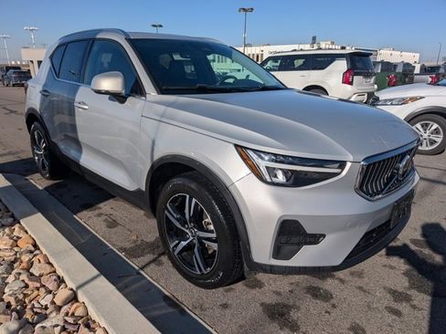 Used 2024 Volvo XC40 B5 Core image 3