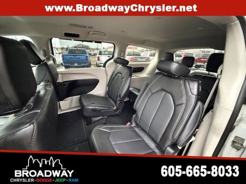 Used 2024 Chrysler Pacifica Touring-L image 15