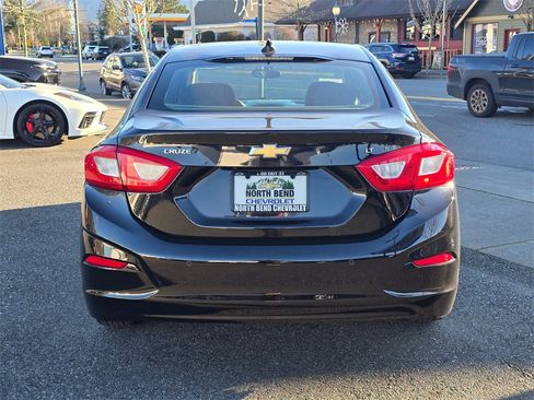 Used 2017 Chevrolet Cruze LT image 6
