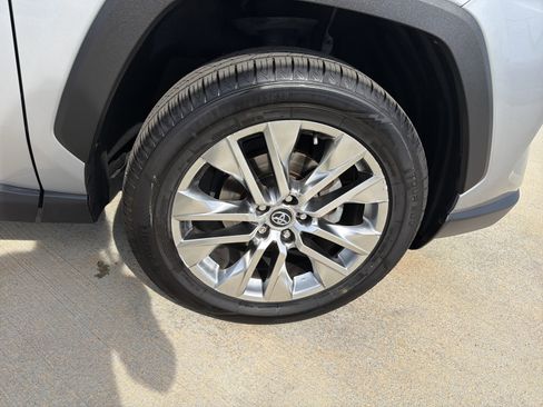 Used 2021 Toyota RAV4 XLE Premium image 13