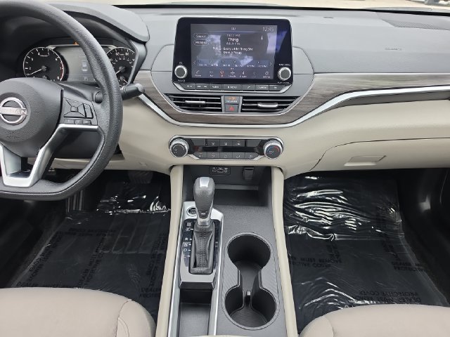 Used 2025 Nissan Altima 2.5 SV FWD image 11
