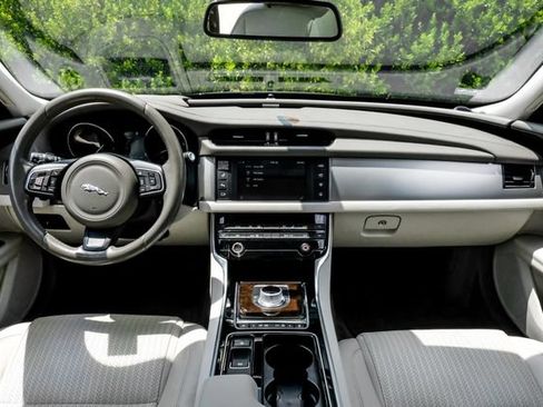 Used 2016 Jaguar XF Prestige RWD image 16