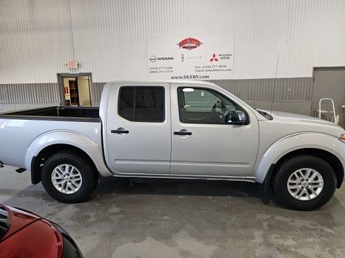 Used 2019 Nissan Frontier SV image 2