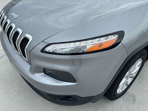 Used 2016 Jeep Cherokee Latitude FWD image 10