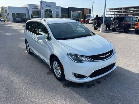 Used 2020 Chrysler Pacifica Touring-L FWD image 7