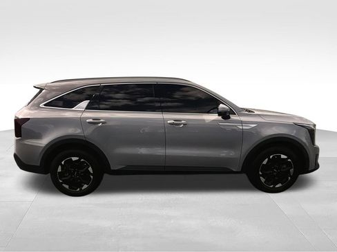 Used 2025 Kia Sorento S FWD image 11