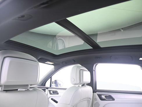 Certified 2023 Porsche Macan AWD/4WD image 25