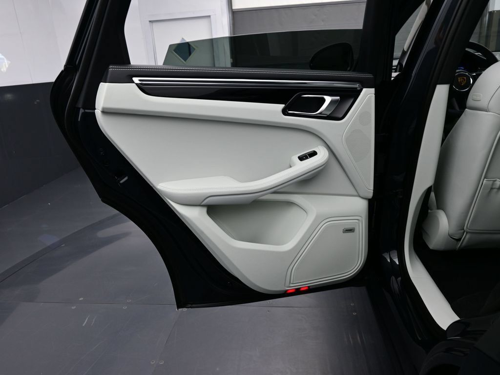 Certified 2026 Porsche Macan AWD/4WD image 15