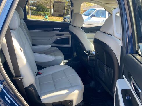 Used 2024 Kia Telluride EX w/ EX Captain's Chair Package image 13