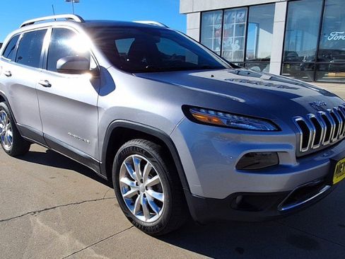 Used 2017 Jeep Cherokee Limited image 2