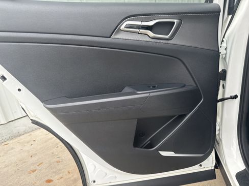 Used 2025 Kia Sportage LX image 13