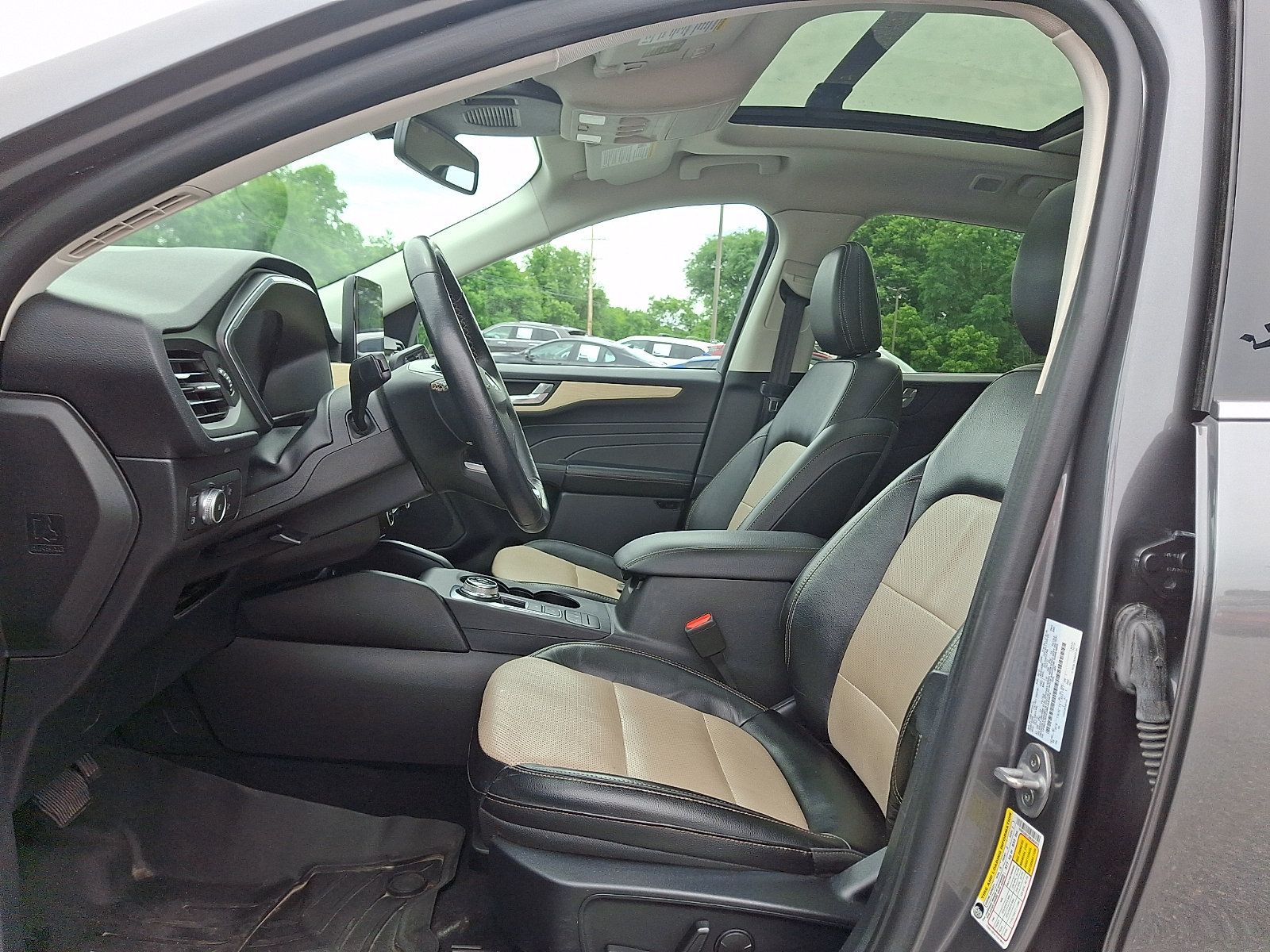 Used 2021 Ford Escape Titanium w/ Titanium Elite Package AWD/4WD image 13