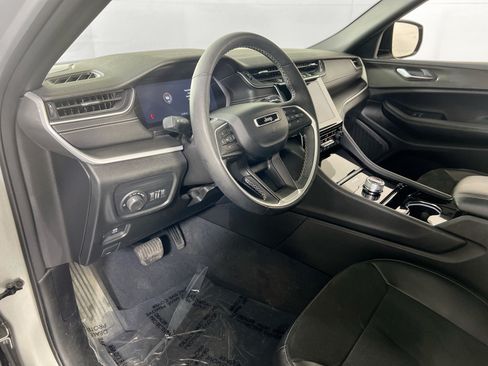 Used 2023 Jeep Grand Cherokee Altitude AWD/4WD image 9