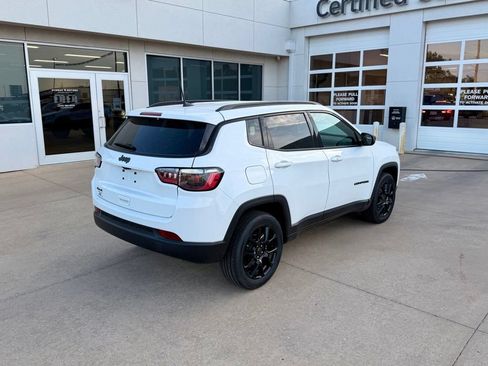 Used 2025 Jeep Compass Latitude w/ Convenience Group AWD/4WD image 4