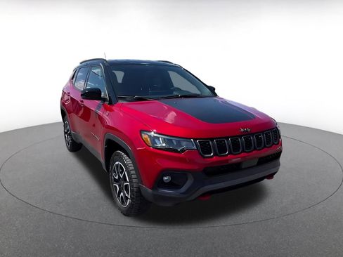 Used 2025 Jeep Compass Trailhawk AWD/4WD image 3