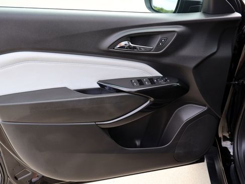 Used 2025 Chevrolet Trax LT FWD image 14