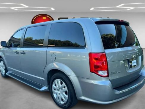 Used 2019 Dodge Grand Caravan SE w/ UConnect Hands-Free Group FWD image 3