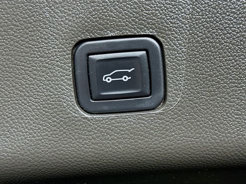 Used 2022 Chevrolet Traverse LT image 12