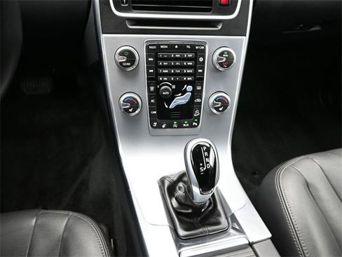 Used 2018 Volvo V60 T5 Cross Country w/ Convenience Package image 31