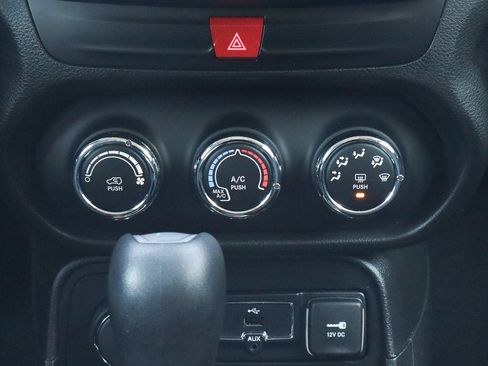 Used 2017 Jeep Renegade Latitude image 22