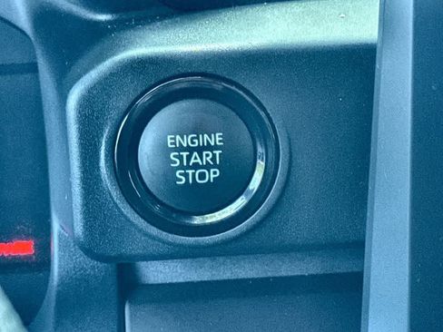 Used 2025 Toyota Tacoma SR5 AWD/4WD image 17