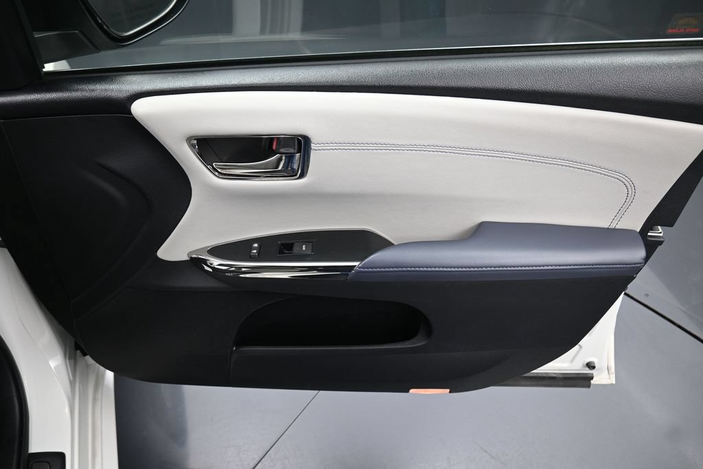 Used 2013 Toyota Avalon Limited FWD image 32