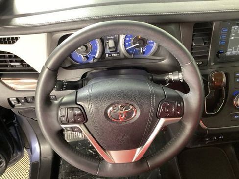 Used 2017 Toyota Sienna Limited Premium image 28