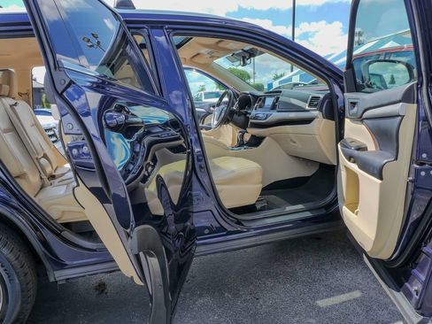 Used 2016 Toyota Highlander XLE AWD/4WD image 10